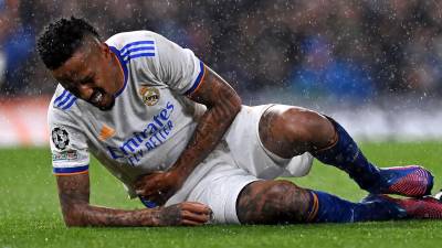 Éder Militao se duele tras un golpe que sufrió en el partido de ida ante Chelsea.
