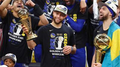 Stephen Curry, muy feliz con su trofeo de MVP de las Finales de la NBA.