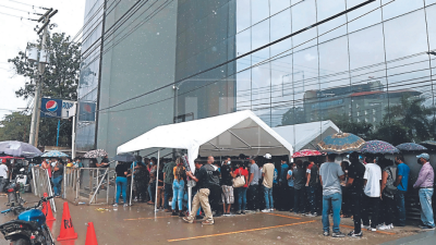 Bajo la lluvia esperaron ser atendidos ayer los usuarios que se encontraban afuera del Registro de SPS.