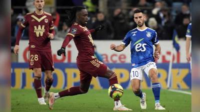 Alberth Elis disputa el balón con Adrien Thomasson del Racing Club de Estrasburgo.