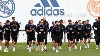 Los jugadores del Real Madrid realizando el último entrenamiento antes de viajar a Elche.