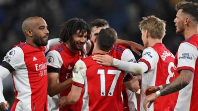 Los jugadores del Arsenal celebranda el triunfo sobre el Chelsea en la Premier League.