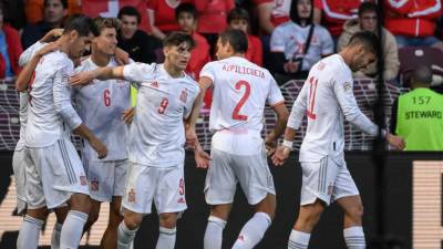 Los jugadores de la Selección de España celebran el gol del triunfo marcado por Pablo Sarabia.