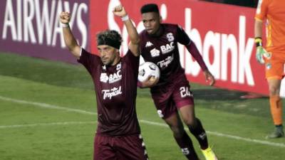 Christian Bolanos celebra el gol de Orlando Sinclair contra Comunicaciones.