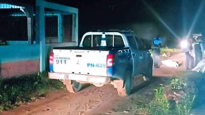 Las puertas del carro en el que se transportaban los hermanos que fueron asesinados quedaron abiertas después de que los bajaron y asesinaron.
