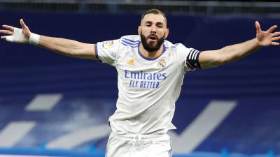 Karim Benzema celebrando su gol con el Real Madrid ante Athletic de Bilbao.