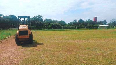 Maquinaria trabajando en el estado del terreno del estadio limeño.