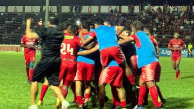 Jugadores de la Real Sociedad celebrando uno de los goles contra el Vida en el estadio Francisco Martínez Durón de Tocoa.
