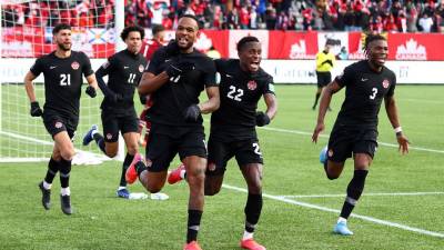 Cyle Larin celebrando su gol contra Estados Unidos.