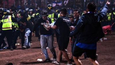 Al menos 174 muertos y decenas de heridos dejó una batalla campal en el estadio Kanjuruhan de Indonesia.