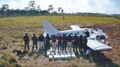 Los narcos no se pudieron llevar el cargamento de droga tras en enfrentamiento con militares.