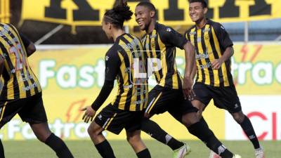 Yeison Mejía celebrando su gol contra el Victoria.