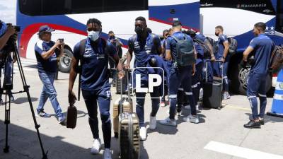 Los futbolistas de la Selección de Honduras llegando al aeropuerto Ramón Villeda Morales de San Pedro Sula para su viaje a Miami.