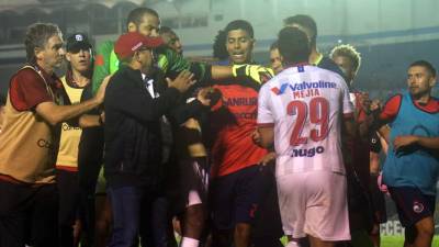 Los ánimos entre jugadores se caldearon entre jugadores de Municipal y Olimpia al finalizar el partido en Guatemala.