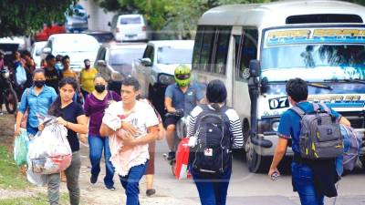 Miles de pasajeros tuvieron que caminar y buscar otras alternativas para llegar a sus hogares.