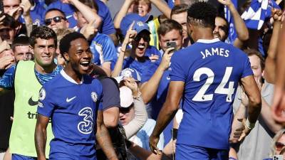 Raheem Sterling por fin se estrenó y con un doblete le dio el triunfo al Chelsea ante el Leicester.