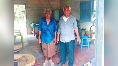 Don Oscar y Norma aseguran que no consumen lo que les quieren cobrar. Residen en sector Rivera Hernández.