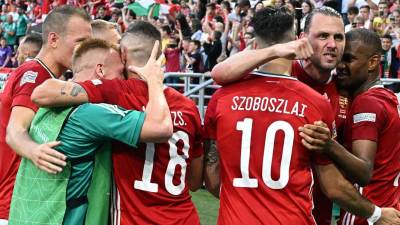 Jugadores de Hungría festejan el gol del triunfo ante Inglaterra marcado por Dominik Szoboszlai.