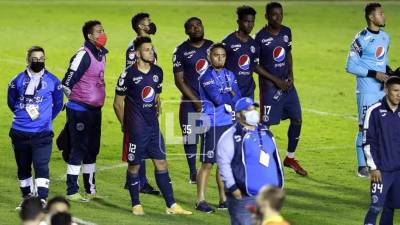 La tristeza de los jugadores de Motagua al ver la coronación del Comunicaciones.