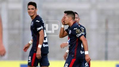 Jugadores del Motagua se lamentan tras una ocasión fallada contra el Vida.