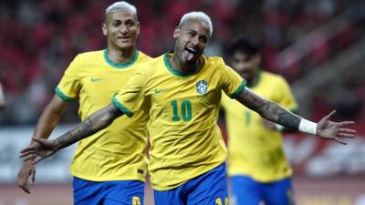 Neymar marcó dos goles de penal para el triunfo de Brasil sobre Corea del Sur en partido amistoso.
