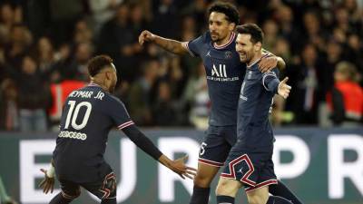 Lionel Messi festeja con Neymar y Marquinhos su golazo frente al Lens.
