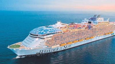 El barco más grande del mundo hace su viaje inaugural por el Caribe.