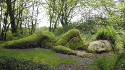 Este jardín tiene figuras de tierra y hojas, también su propio huerto.
