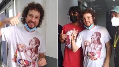 El youtuber se tomó fotos con seguidores hondureños.