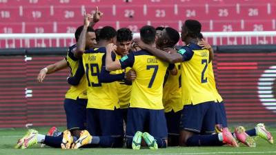 Jugadores de Ecuador celebran el gol de Piero Hincapié ante Venezuela.