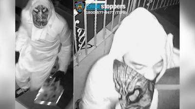 Tres personas disfrazadas de fantasmas irrumpieron en una casa de Brooklyn.