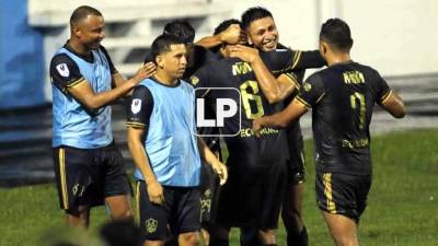 Jugadores del Olancho FC celebrando el gol del triunfo ante la UPN marcado por el argentino Agustín Auzmendi.