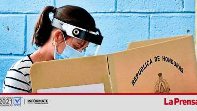 Una ciudadana portando mascarilla ejerce el sufragio en las elecciones primarias celebradas en marzo de este año.