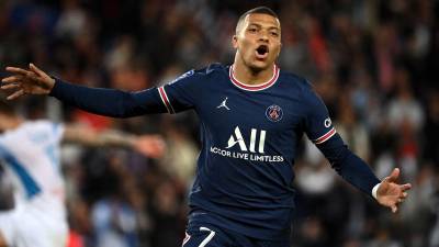 Kylian Mbappé festeja su gol de penal para la victoria del PSG sobre el Marsella en el clásico francés.