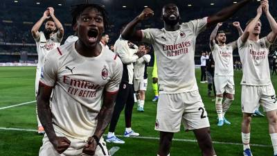 La euforia de los jugadores del AC Milan celebrando el triunfo contra el Hellas Verona que los acerca al título de la Serie A.