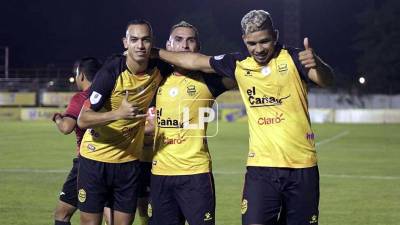 Getsel Montes, Omar Rosas y Devron García celebran el primer gol del partido en el estadio Rubén Deras para el Real España ante Marathón.