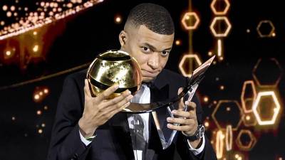 Kylian Mbappé con su premio del Mejor Jugador en los Globe Soccer Awards.