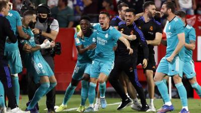 La celebración de los jugadores del Real Madrid tras el gol de Karim Benzema para el triunfo contra el Sevilla.