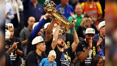 Stephen Curry levantando el trofeo de campeones de la NBA 2022.