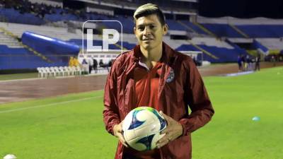 Francisco Martínez estuvo ansioso viendo el partido de su nuevo equipo Marathón contra el Olimpia en el estadio Olímpico.