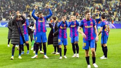 Los jugadores del Barcelona celebrando la victoria en Kien contra el Dinamo.