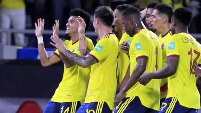 Luis Díaz celebra el gol con sus compañeros de la Selección de Colombia ante Bolivia.
