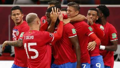 El extremo costarricense Joel Campbell celebra junto a sus compañeros tras anotar ante Nueva Zelanda el gol de la clasificación al Mundial.