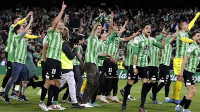 Los jugadores del Betis celebran el pase a la final de Copa del Rey tras eliminar al Rayo Vallecano.