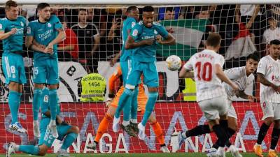 Éder Militao se abrió en la barrera y permitió que el tiro libre de Ivan Rakitic pasara sin problemas para el 1-0 del Sevilla ante Real Madrid.