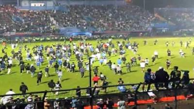 Batalla campal dejó, al menos, 127 muertos en partido entre Arema FC y Persebaya Surabaya en el fútbol de Indonesia.