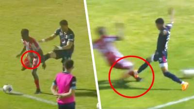 El árbitro le perdonó la tarjeta roja a Raúl Marcelo Santos y Juan Ángel Delgado por estas duras faltas.