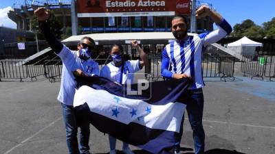 Los tres hondureños que llegaron primero al estadio Azteca.