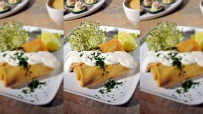 Servir las crepas acompañadas de germen, sal y limón.