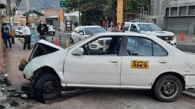 El hombre sufrió heridas de gravedad tras colisionar contra la estructura.